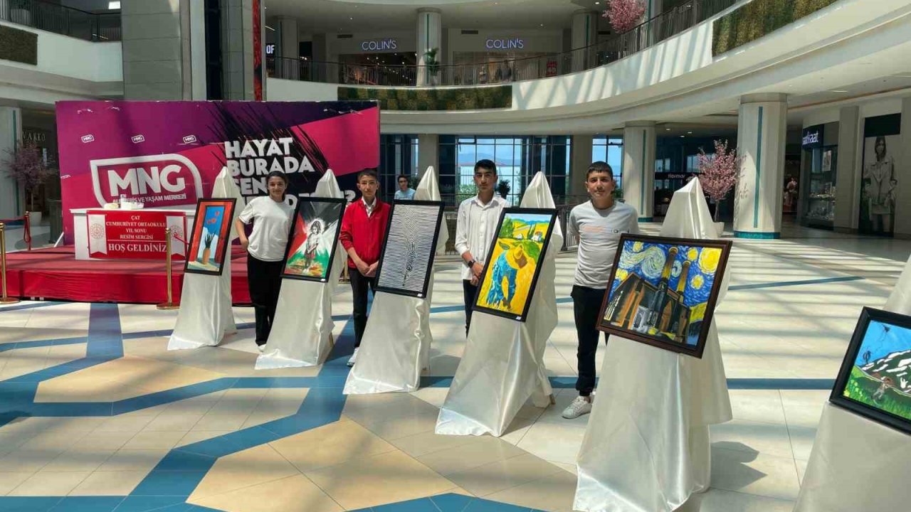 Öğrencilerin resim sergisi ziyaretçilerin beğenisine sunuldu
