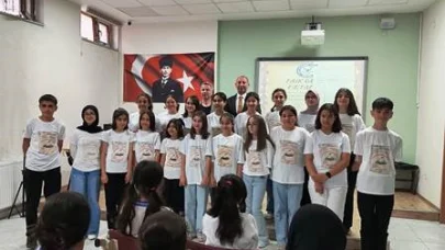 Ortaokul öğrencilerinden "Kalpten kaleme, kalemden sahneye" şiir dinletisi