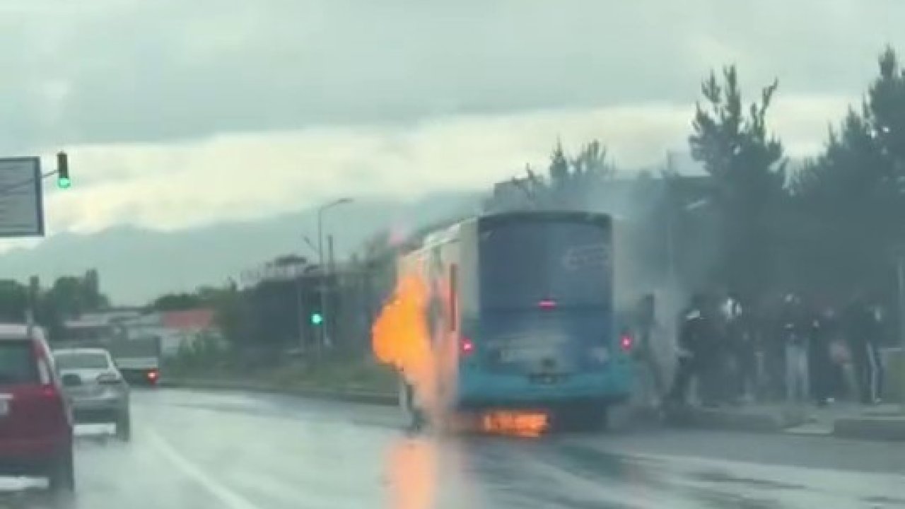Belediye otobüsü bir anda alev aldı, yolcular panikle kaçtı