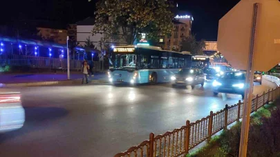 Otobüsten inen öğrenciye motosiklet çarptı