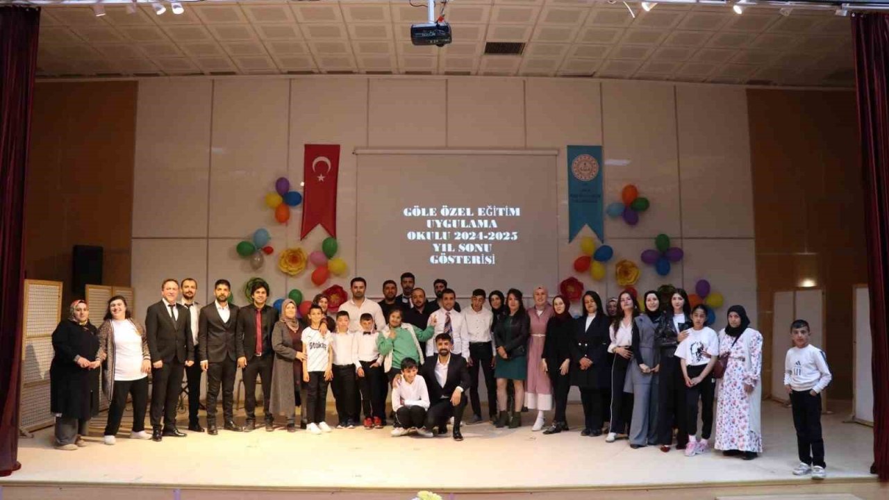 Ardahan'da Özel Eğitim Uygulama Okulu öğrencilerinden muhteşem yılsonu gösterisi