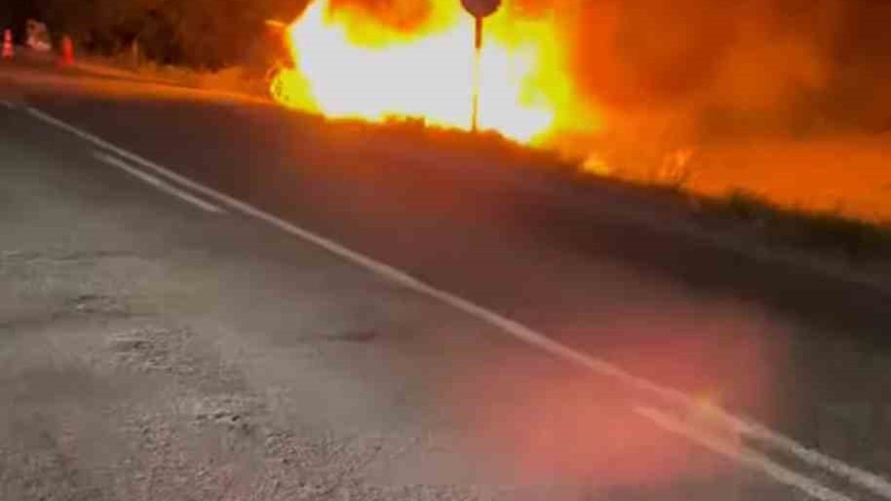 Patnos’ta kaza yapan araç alev aldı: 2 yaralı