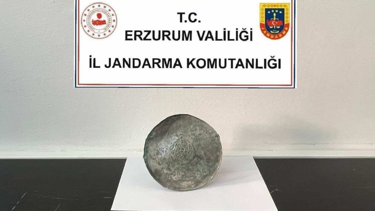 Bulduğu bronz diski jandarmaya teslim etti