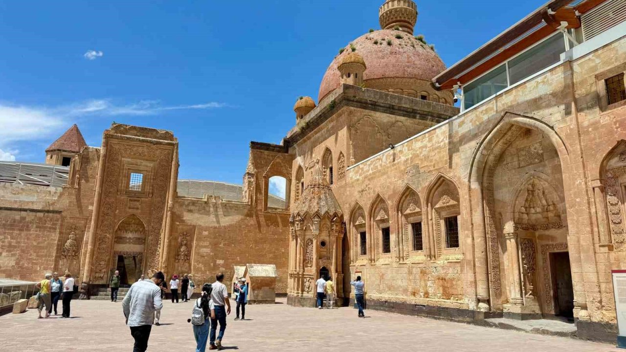 Tarihi İshak Paşa Sarayı'nı bayramda 10 bin kişi ziyaret etti