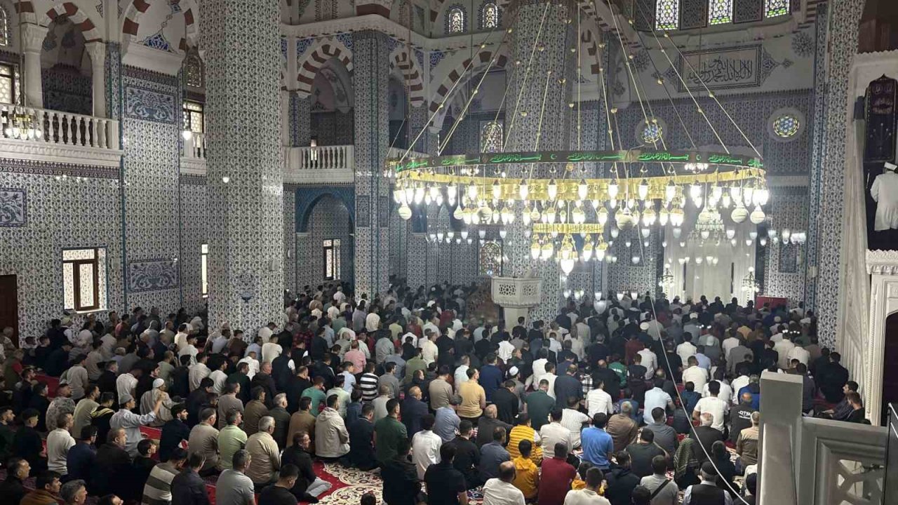 Türkiye’de ilk Kurban Bayramı namazı Iğdır’da kılındı