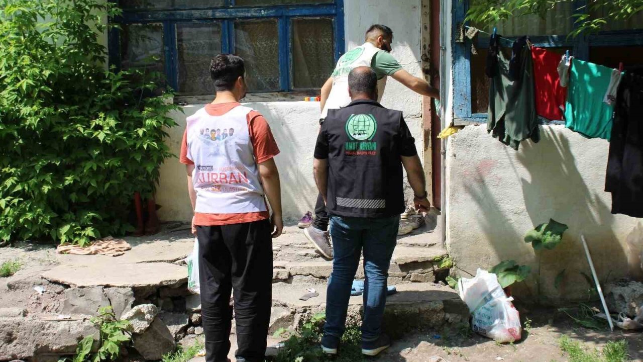 Umut Kervanı Ağrı Derneği yüzlerce aileye kurban eti dağıttı
