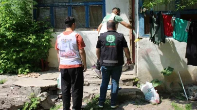 Umut Kervanı Ağrı Derneği yüzlerce aileye kurban eti dağıttı