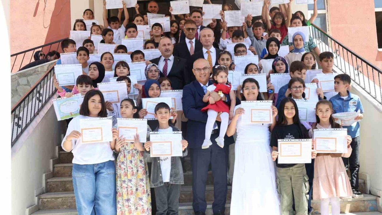 Ağrı Valisi Koç öğrencilerin karne heyecanına ortak oldu