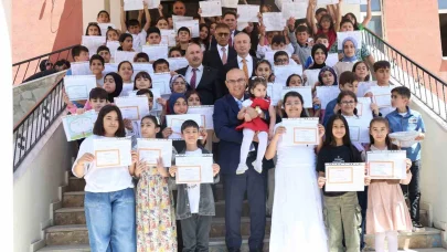 Ağrı Valisi Koç öğrencilerin karne heyecanına ortak oldu