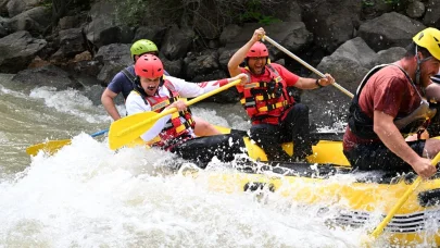 Vali Mustafa Çiftçi bu defa coşkun sularda rafting yaptı