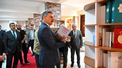 Vali Mustafa Çiftçi, hediye edilen kitapları raflara dizdi