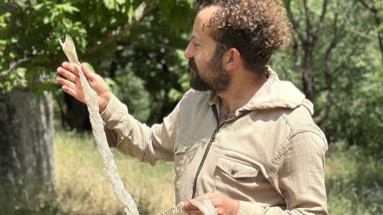 Gezinti sırasında yılan derisi buldu