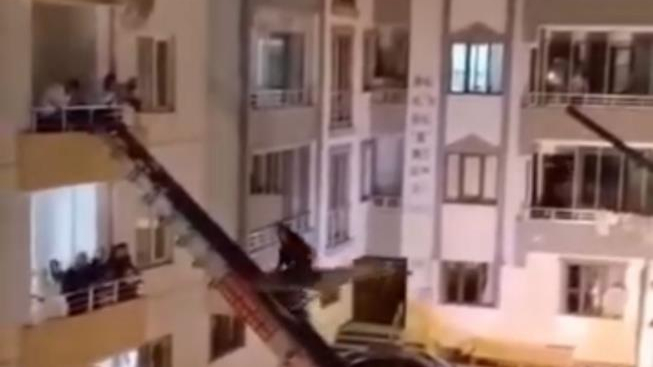 Yük asansörü ile balkondan eve girip damadı tokatladılar