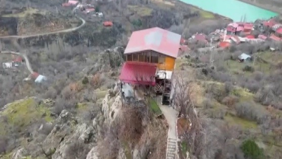 Kayalıklar üzerindeki ihtişamlı görüntüsüyle ilgi çekiyor