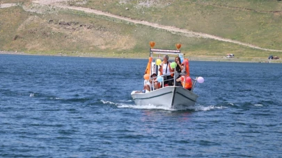 Balık Gölü'nü tekne ile keşfettiler