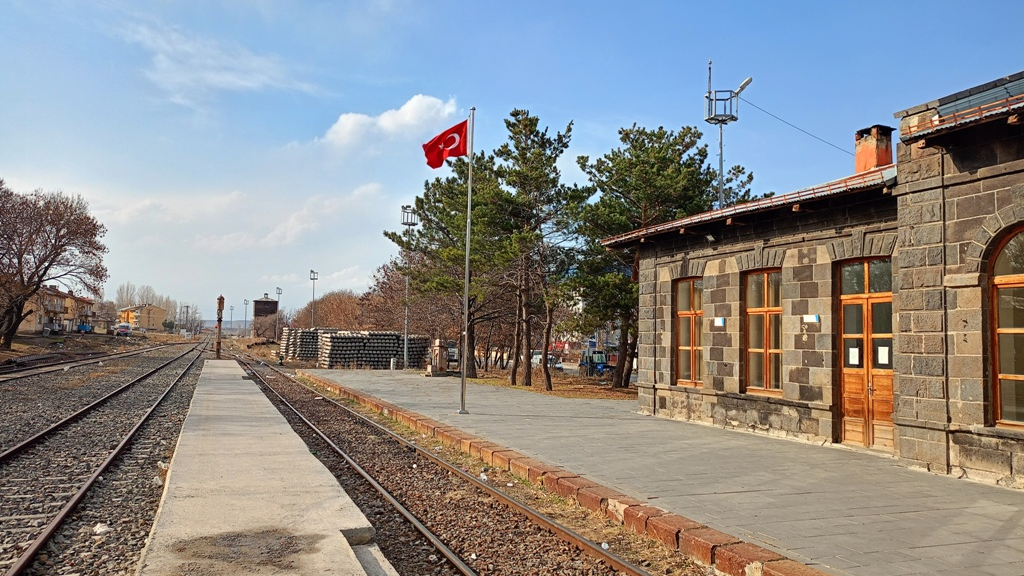 Doğukapı ve Akyaka İstasyon yolları yenileniyor