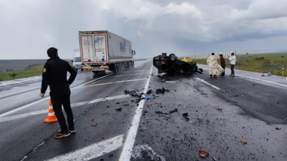 Sarıkamış'ta kamyona çarpan otomobil takla attı