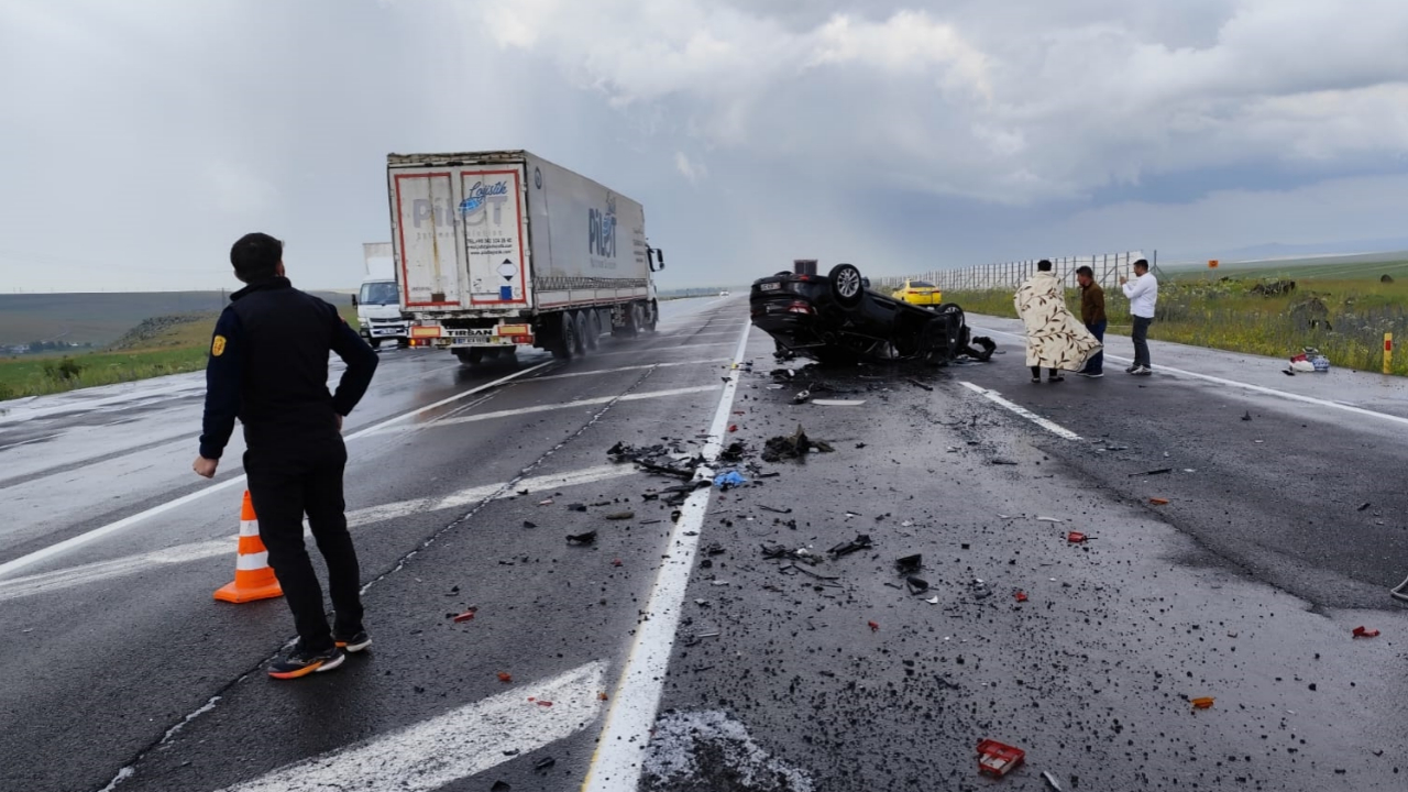 Sarıkamış'ta kamyona çarpan otomobil takla attı
