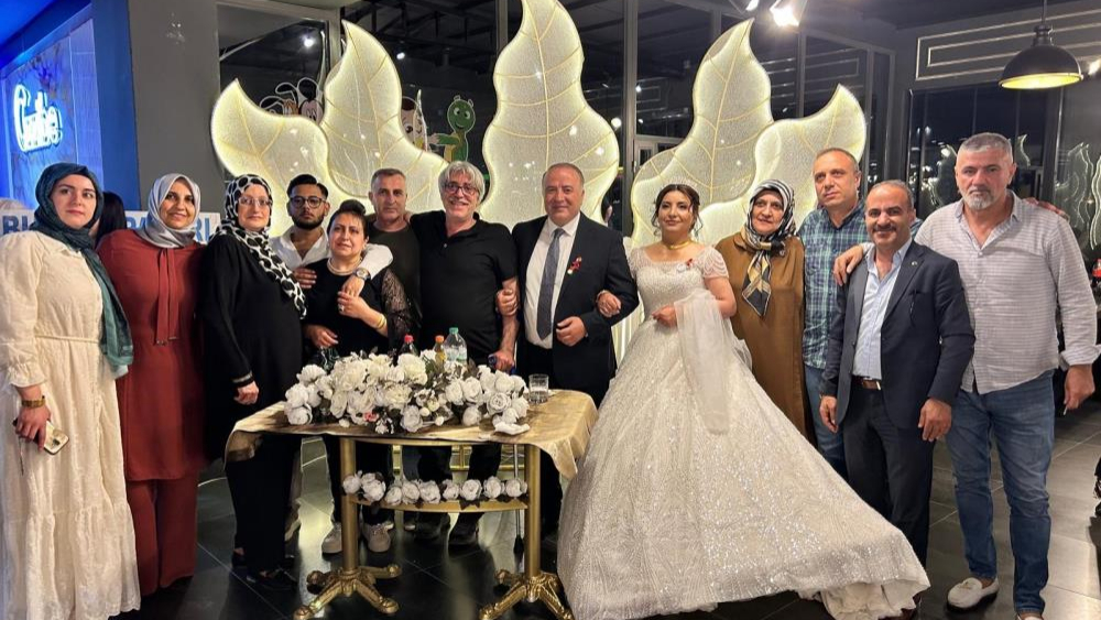 34 yıl sonra sınıf arkadaşıyla evlendi
