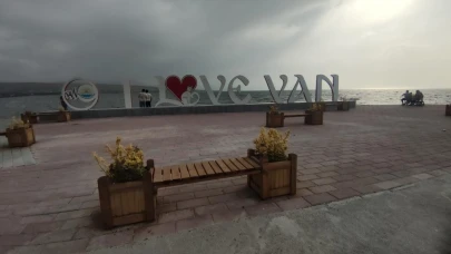 Van'da şiddetli rüzgar: Dalgalar Van Gölü sahilini dövdü