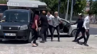 Sürücülerin kaza sonrası kavgası kameralara yansıdı