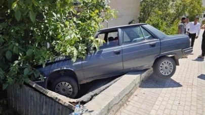 Tekeri patlayan otomobil, kömürlüğün üzerine çıktı