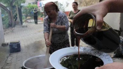 Dut pekmezi geleneksel yöntemlerle hazırlanıyor