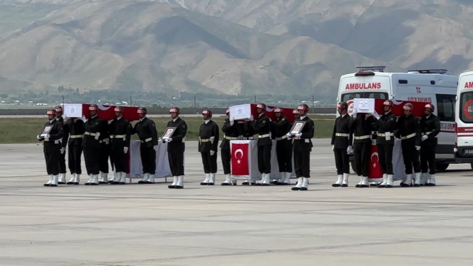 Pençe-Kilit bölgesinde şehit olan askerler memleketlerine uğurlandı