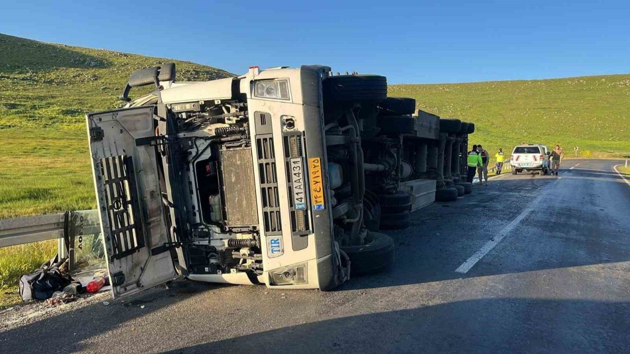 Ardahan’da cam yüklü tır devrildi