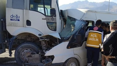Minibüs ile kamyon çarpıştı 1 kişi yaralandı