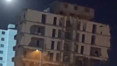 Ağır hasarlı bina saniyeler içerisinde yıkıldı