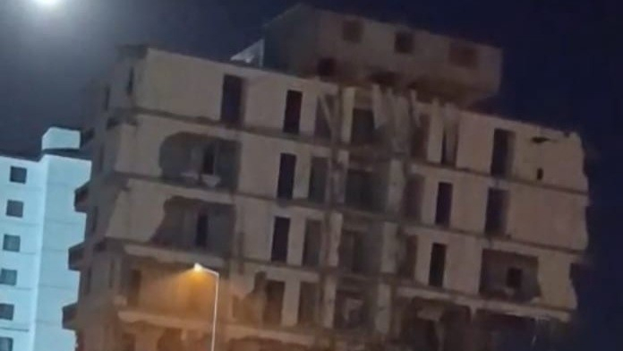 Ağır hasarlı bina saniyeler içerisinde yıkıldı