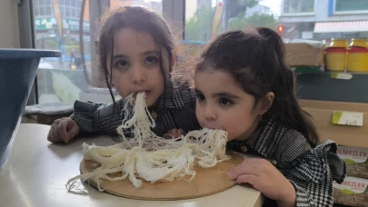 Minik kardeşlerin peynir sevgisi