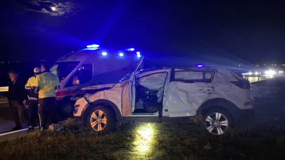 Selim'de refüje çarparak devrilen otomobildeki 1 kişi öldü, 4 kişi yaralandı