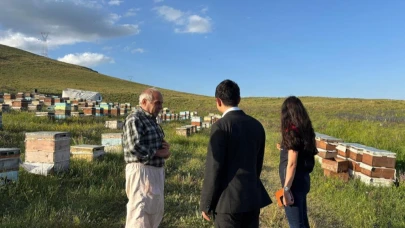 Kaymakam Tutal, arıcılıkla uğraşan Hüseyin Sarıkaya’yı ziyaret etti