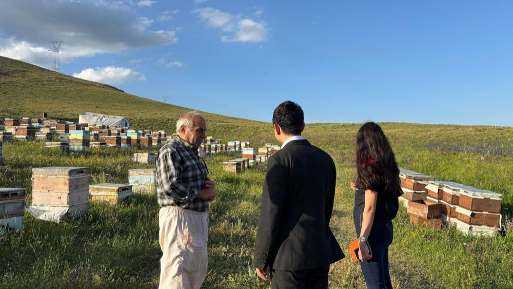 Kaymakam Tutal, arıcılıkla uğraşan Hüseyin Sarıkaya’yı ziyaret etti
