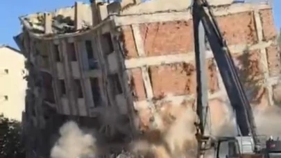 Ağır hasarlı bina tek dokunuşla yıkıldı