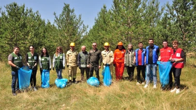 Selim’de gönüllüler orman yangına karşı çöp topladı