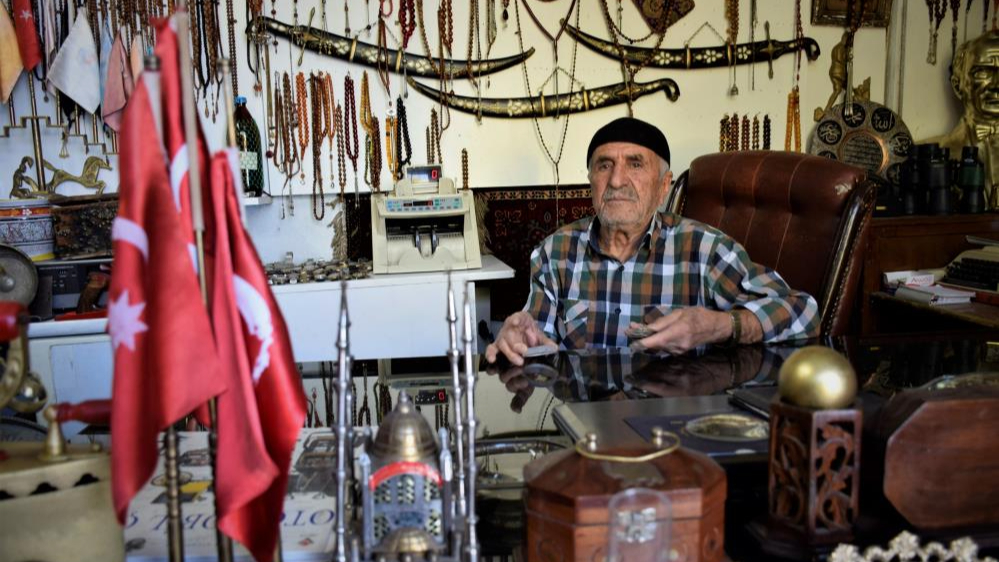 Tarihin içerisinden gelen ‘Eskici Yaşar'ın antikaları gibi hayatı da dikkat çekiyor