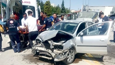 İki otomobil çarpıştı: 4 kişi yaralandı