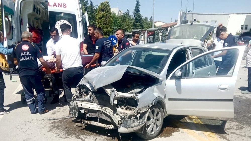 İki otomobil çarpıştı: 4 kişi yaralandı