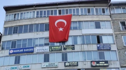 Hakkari’de ‘Terörsüz Türkiye’ye bayraklı destek