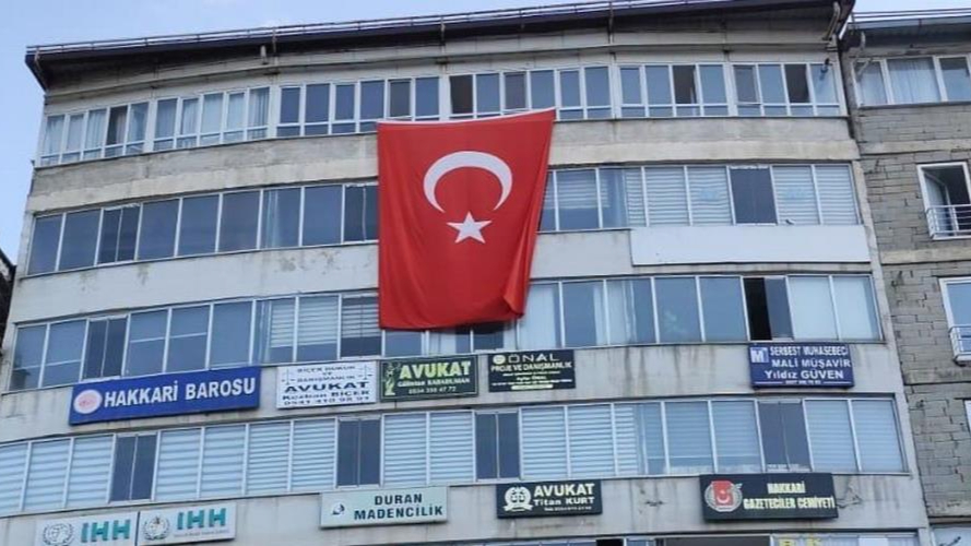 Hakkari’de ‘Terörsüz Türkiye’ye bayraklı destek