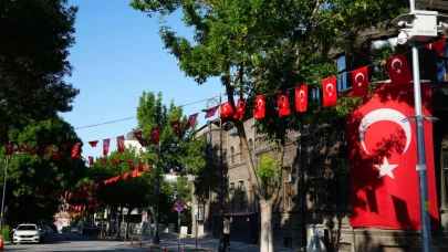 Kars’ta sokaklar al bayrakla donatıldı