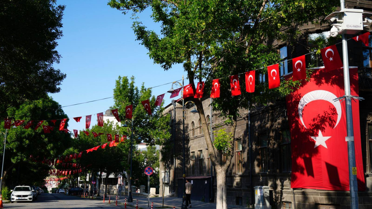 Kars’ta sokaklar al bayrakla donatıldı