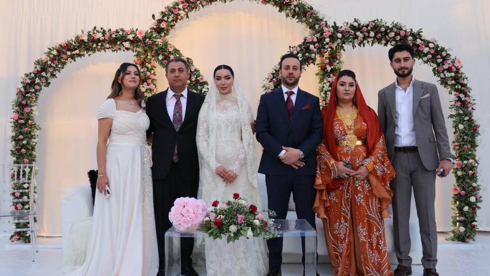 Takısız düğünle dünya evine girdiler