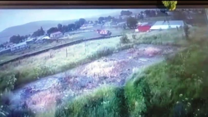 Kars'ta rüzgarın sürüklediği konteyner, evin içinden geçti