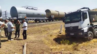 Akaryakıt yüklü tren kamyona çarptı