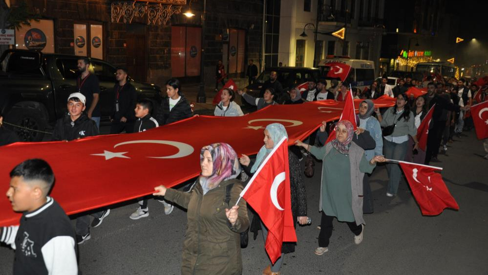 Karslılar meydanları doldurdu