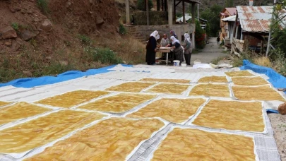 Kazanlar dut pestili için kaynadı